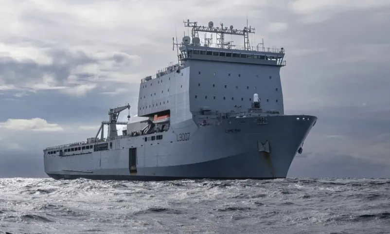 Kapal melintas di Selat Hormuz.
