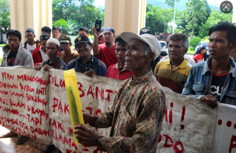 Ilustrasi protes warga terkait lahan untuk kelapa sawit.