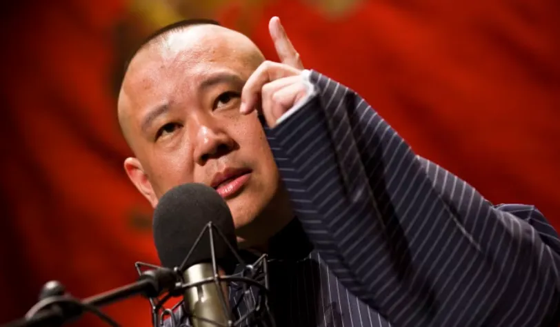 Guo Degang tampil membawakan komedi cross-talk di sebuah teater di Beijing pada 26 Januari 2011.