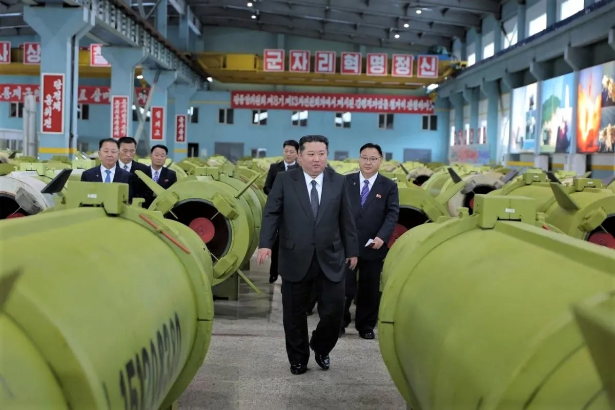 Pemimpin Korea Utara Kim Jong-un meninjau pabrik rudal.