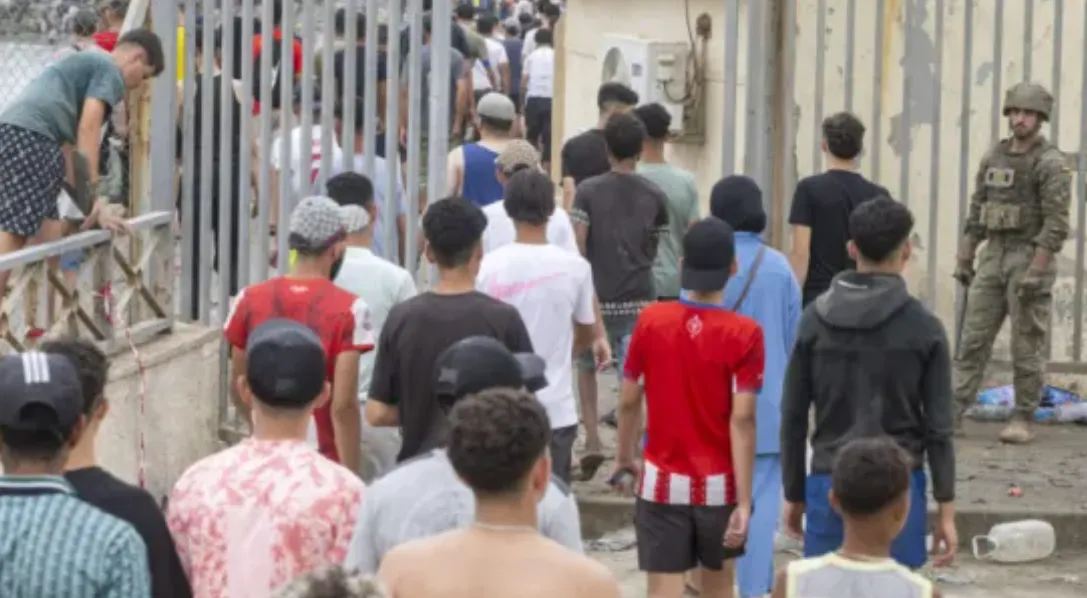 Warga Maroko yang menyeberang ke kota Ceuta, Spanyol.