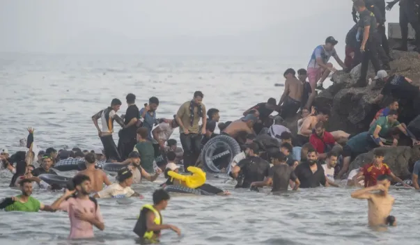 Arsip foto penyeberangan warga Maroko ke Ceuta melalui pantai.
