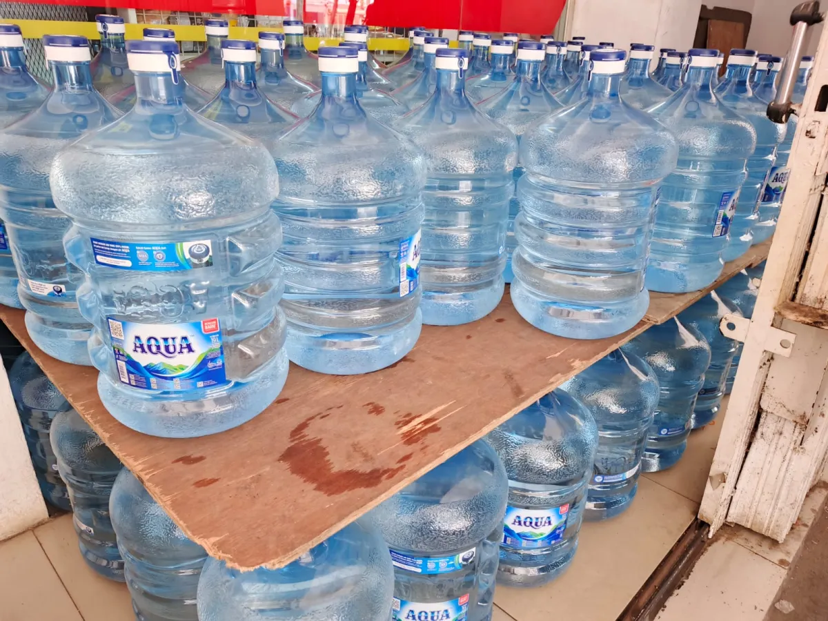 AMDK dalam galon guna ulang bermerek bersertifikasi SNI dan izin edar BPOM.