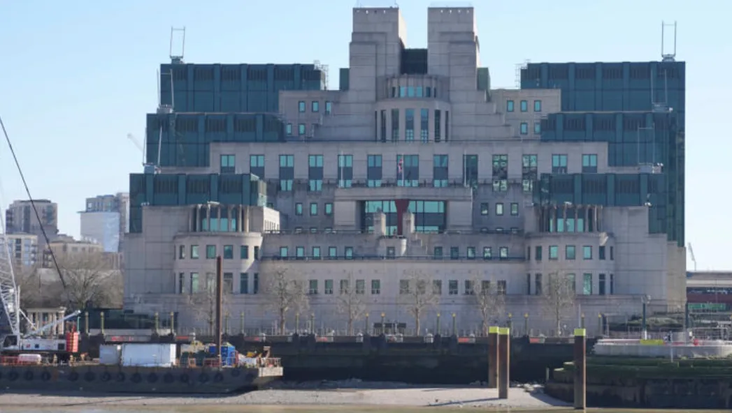 Markas besar Secret Intelligence Service (SIS)—yang juga dikenal sebagai MI6—di Vauxhall Cross, di tepi selatan Sungai Thames, London, Inggris.
