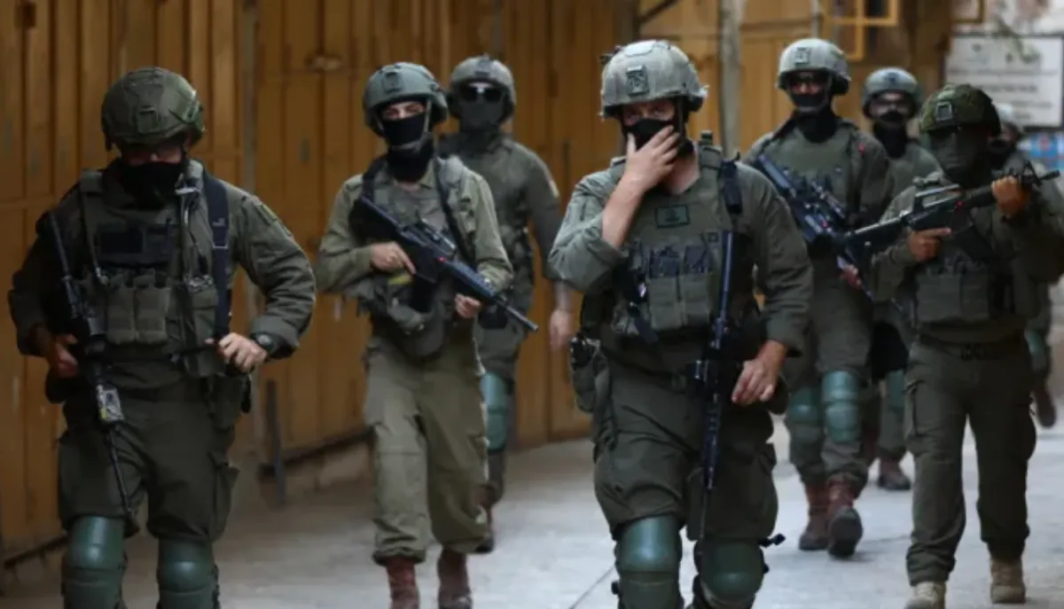 Pasukan Israel memblokir akses keluar-masuk dengan penghalang besi, membatasi pergerakan warga Palestina di Hebron, Tepi Barat, Palestina pada 8 Agustus 2026.