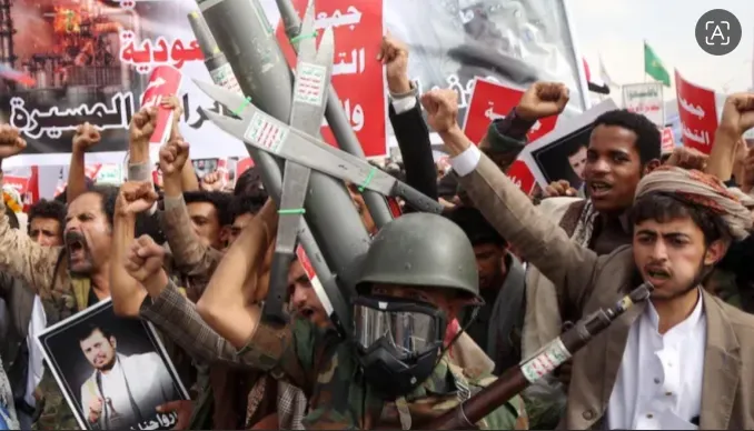 Kelompok Houthi berkumpul di Lapangan Sabeen untuk menggelar demonstrasi guna mendukung pernyataan pemimpin Houthi di Yaman, Abdul Malik al-Houthi, di Sanaa, Yaman, pada 17 Juli 2026.