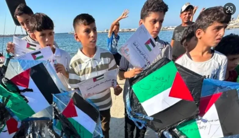 Anak-anak di Gaza melakukan protes di Pelabuhan Gaza, menulis pesan protes pada layang-layang mereka menentang pendudukan, pada 25 Agustus 2026.