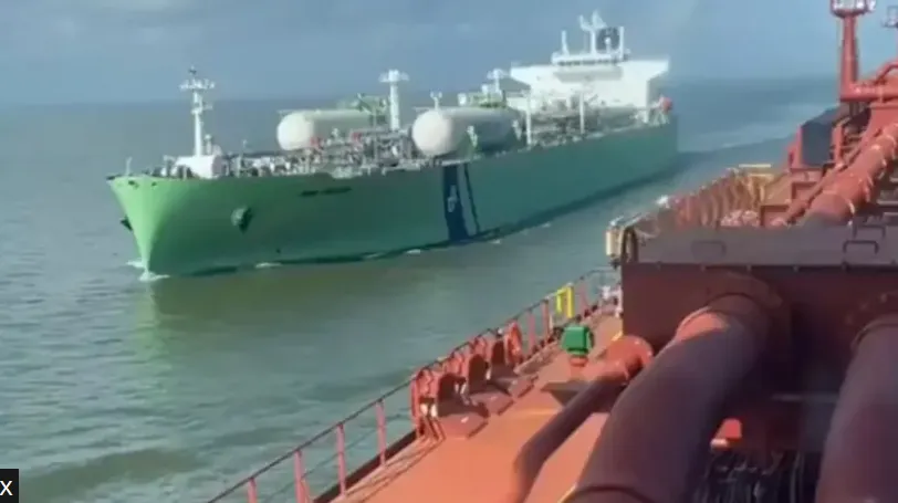 Kapal tanker melalui Selat Hormuz.