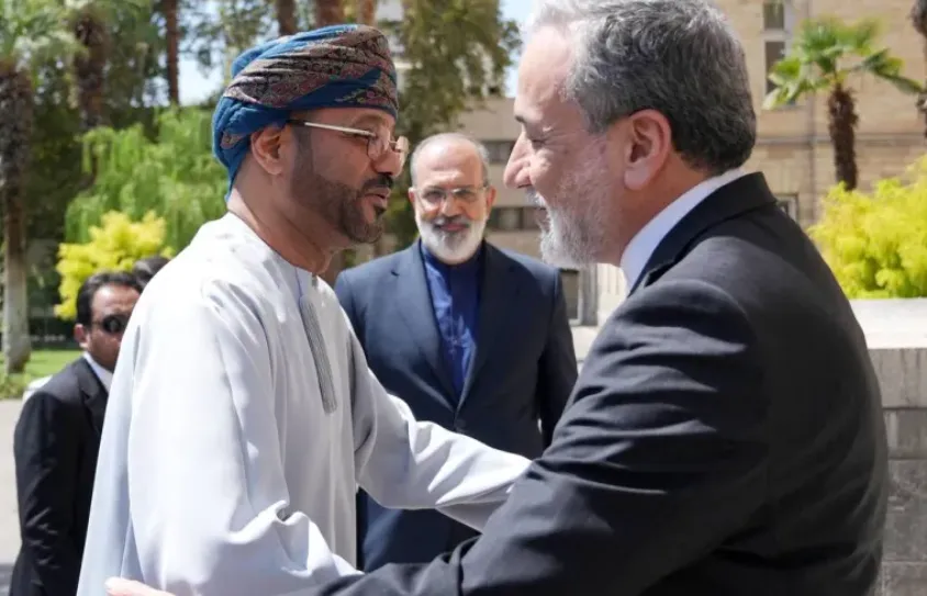 Menteri Luar Negeri Iran Abbas Araghchi (kanan) menyambut Menteri Luar Negeri Oman Badr Albusaidi (kiri) di Teheran kemarin.