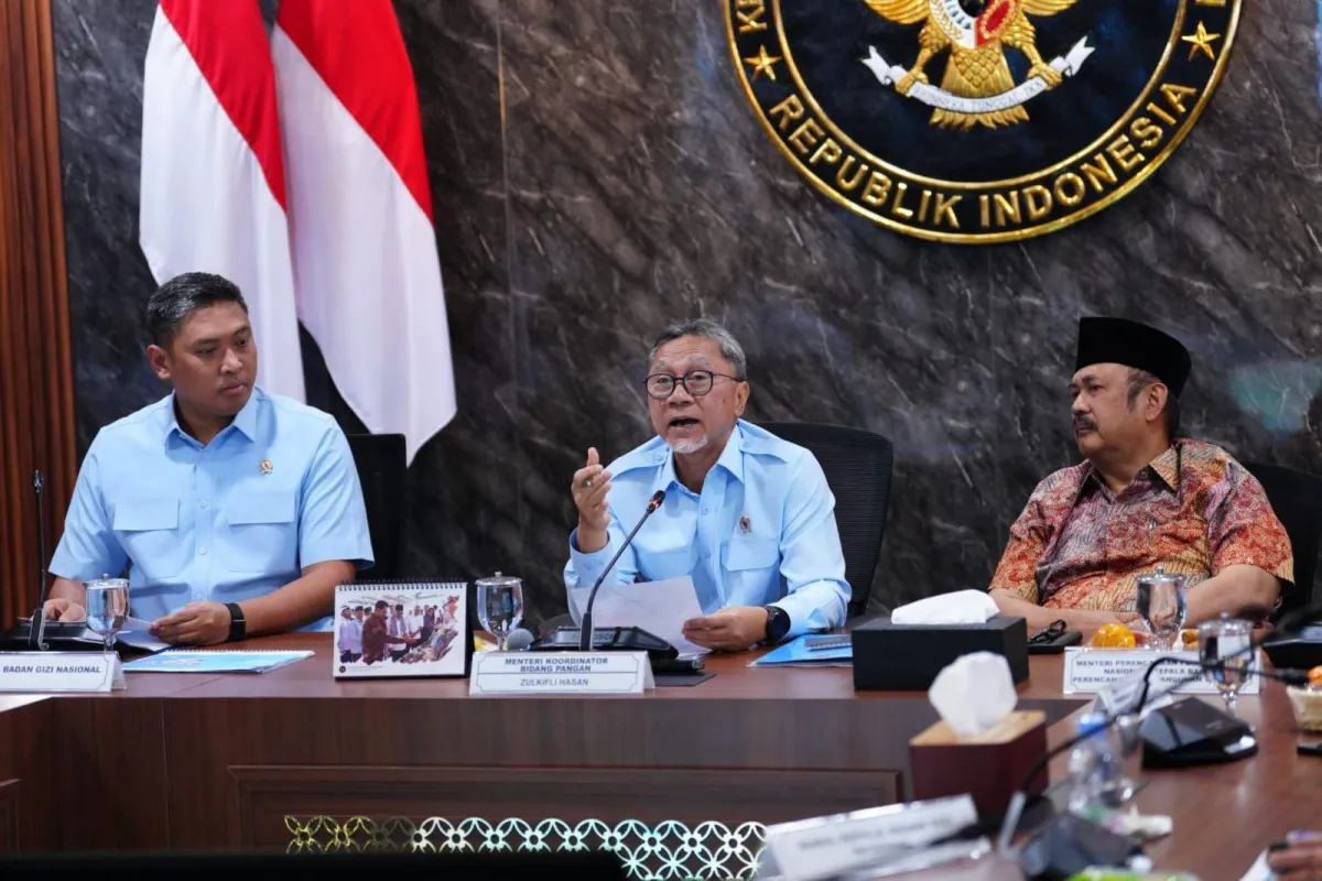 Menteri Koordinator Bidang Pangan Zulkifli Hasan memberi keterangan.