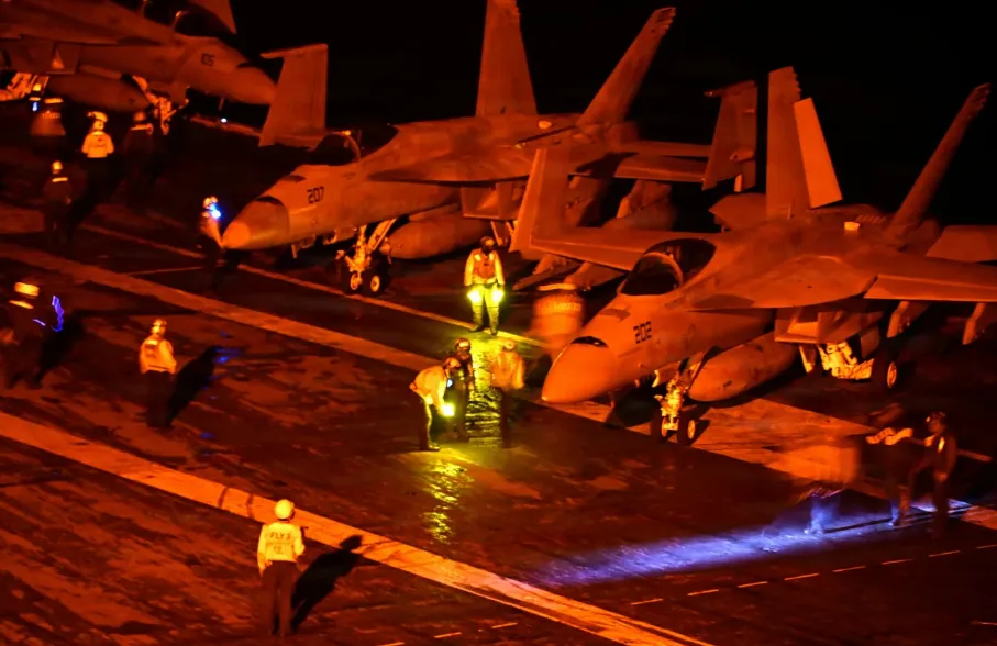 Pesawat F/A-18 Super Hornet bersiap untuk diluncurkan di dek penerbangan kapal induk kelas Nimitz milik Angkatan Laut AS, USS George Washington, saat beroperasi di Samudra Hindia pada tanggal 18 Agustus.