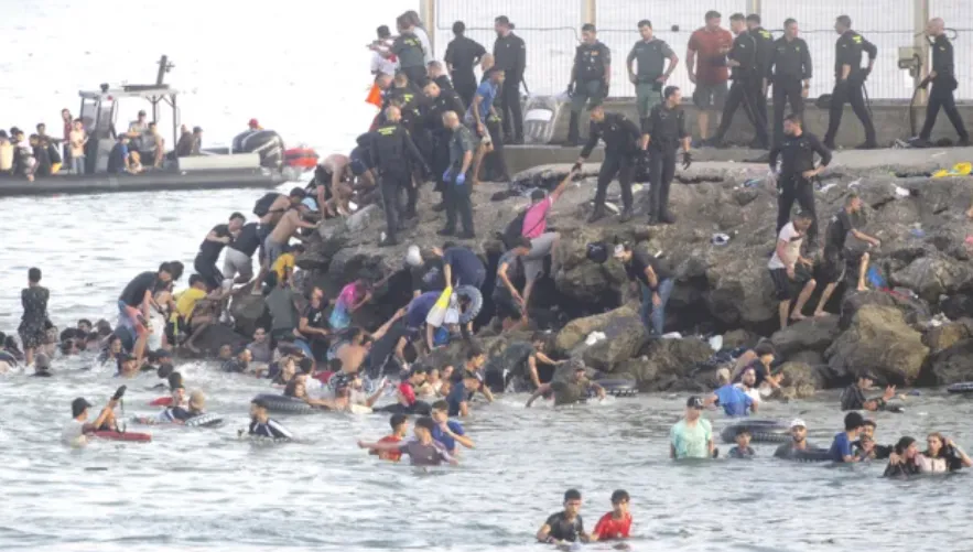 Warga Maroko menyeberang lewat perbatasan laut dan darat ke Ceuta Spanyol.