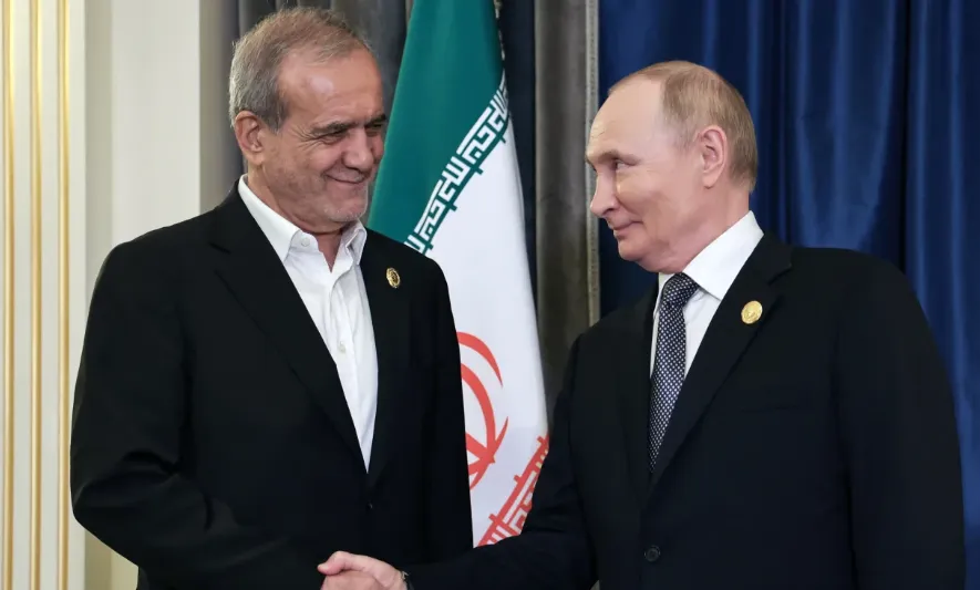 Presiden Rusia Vladimir Putin berjabat tangan dengan Presiden Iran Masoud Pezeshkian pada KTT Organisasi Kerja Sama Shanghai di Tianjin, Tiongkok, pada 1 September 2025.