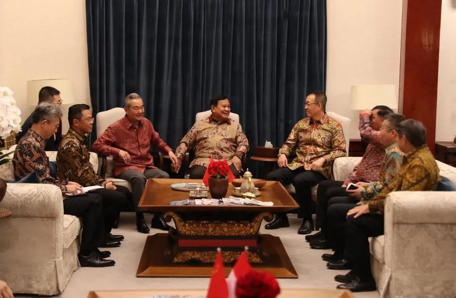 Presiden Prabowo bertemu dengan Menteri Luar Negeri Tiongkok Wang Yi dan Menteri Pertahanan Dong Jun di kediaman resminya.