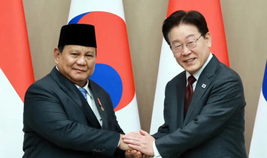 Presiden Lee Jae Myung dan Presiden Indonesia Prabowo Subianto berfoto bersama dalam pertemuan puncak Korea-Indonesia yang diperluas di Cheong Wa Dae pada 1 April.