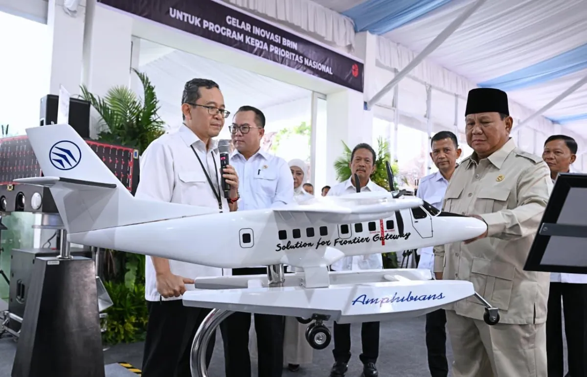 Presiden Prabowo meninjau capaian teknologi dirgantara Indonesia.