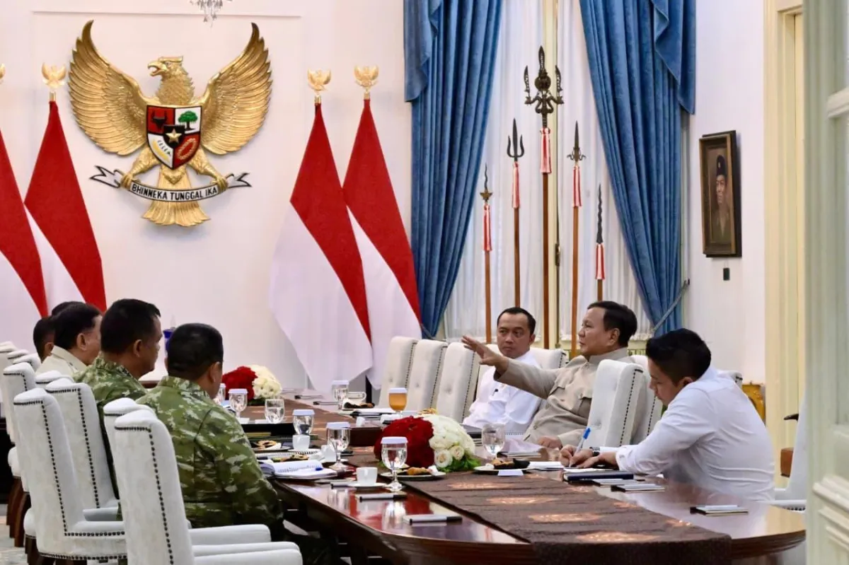 Presiden Prabowo Subianto menerima Panglima TNI Jenderal Agus Subiyanto dan Wakil Panglima TNI Jenderal Tandyo Budi Revita, beserta para kepala staf angkatan.