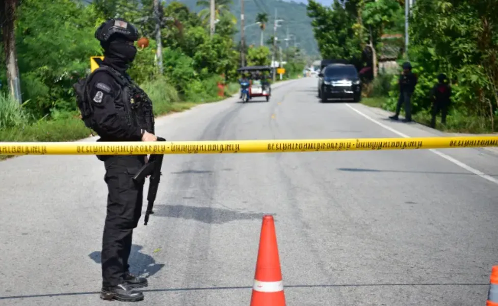 entara Thailand berjaga di pos pemeriksaan di distrik Cho Airong setelah serangan terhadap menara telekomunikasi di provinsi Narathiwat, Thailand selatan, pada 23 Agustus 2026.
