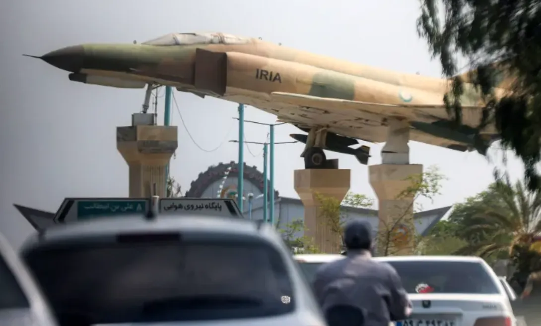 Replika pesawat tempur angkatan udara Iran dipajang di alun-alun kota Bandar Abbas di Iran selatan.