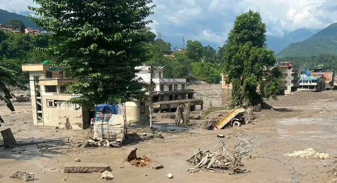 Rumah yang terbenam separuhnya akibat banjir bandang.