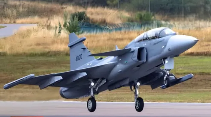 Pesawat tempur multiperan Gripen F dua tempat duduk.