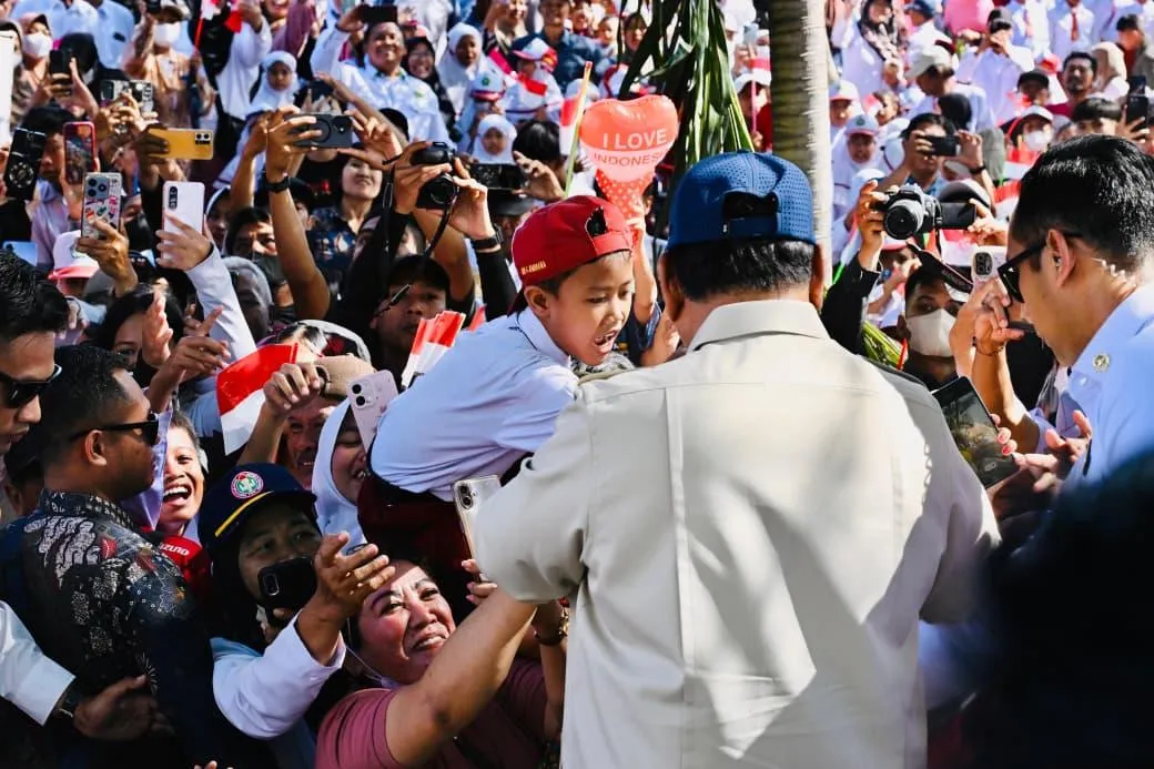 Masyarakat menyambut Presiden Prabowo.