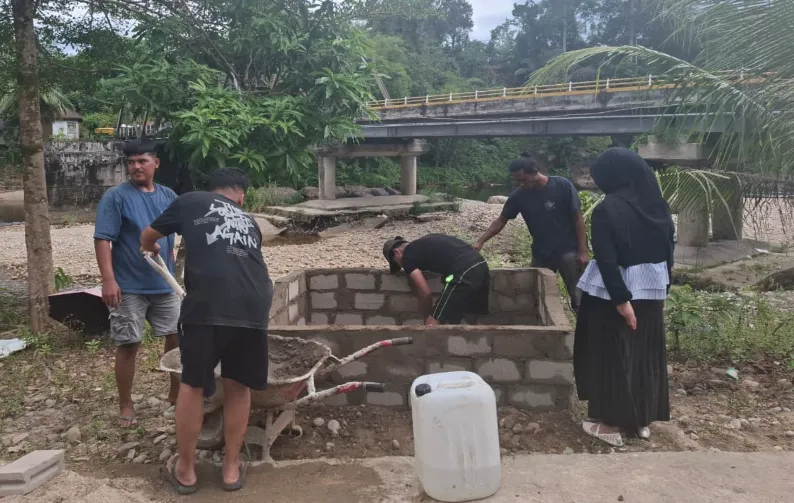 Pembangunan bak sampah berukuran 1,5 meter × 1 meter dengan tinggi 80 sentimeter itu dilaksanakan selama tiga hari.