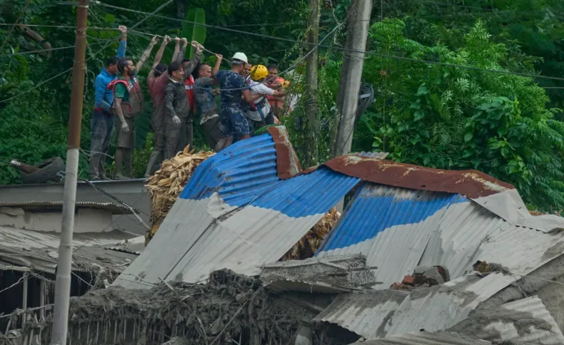 Tim penyelamat memasang jalur tali untuk mencari korban selamat setelah banjir bandang di sepanjang Sungai Trishuli di distrik Nuwakot, Nepal, pada Rabu, 26 Agustus.