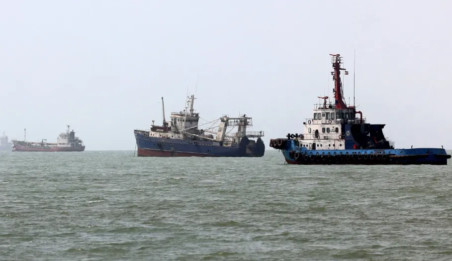 Kapal-kapal transit di Selat Hormuz.