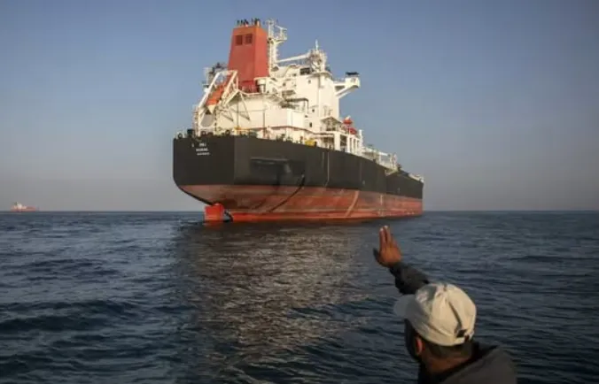 Kapal melalui Selat Hormuz.