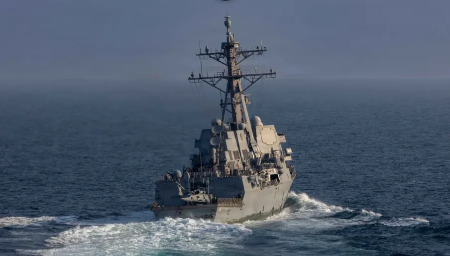 USS Frank E. Petersen Jr. berlayar di Laut Arab pada bulan Maret.