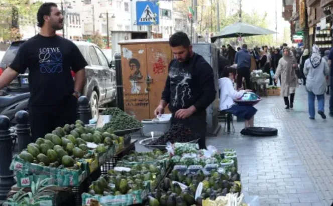 Pedagang pinggir jalan di ibu kota Iran, Teheran.