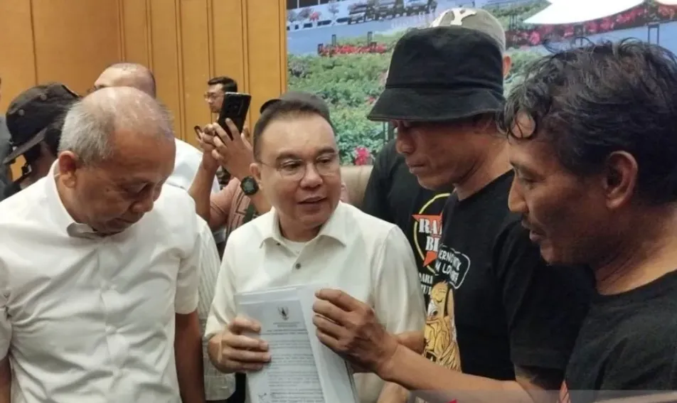Wakil Ketua DPR RI Sufmi Dasco Ahmad menunjukkan dokumen komitmen DPR untuk RUU Perampasan Aset.