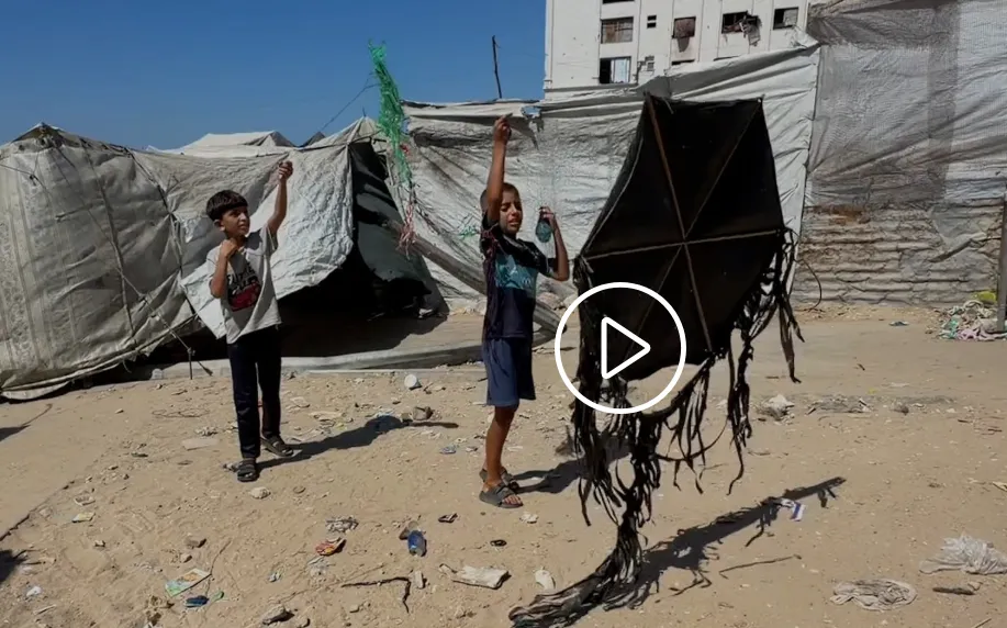 Anak-anak Palestina menerbangkan layang-layang di Gaza.