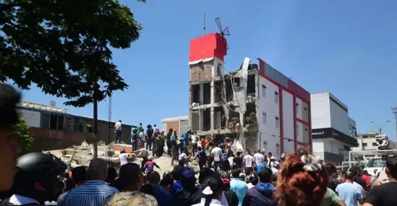 Bangunan yang hancur dalam gempa di Kolombia.