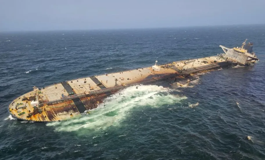 Kapal tanker minyak Caroline Bezengi yang rusak dan setengah tenggelam di perairan lepas pantai Oman, pada tanggal yang tercatat sebagai 6 Agustus.