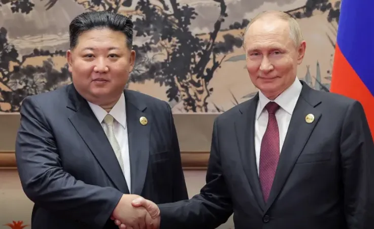 Presiden Vladimir Putin bertemu dengan mitranya, Kim Jong Un.