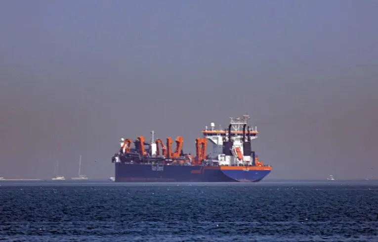 Kapal melewati Selat Hormuz.