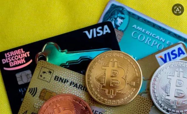Gambar visual mata uang kripto digital Bitcoin di samping kartu Visa, di toko ‘Bitcoin Change’ di Tel Aviv, 6 Februari 2018.