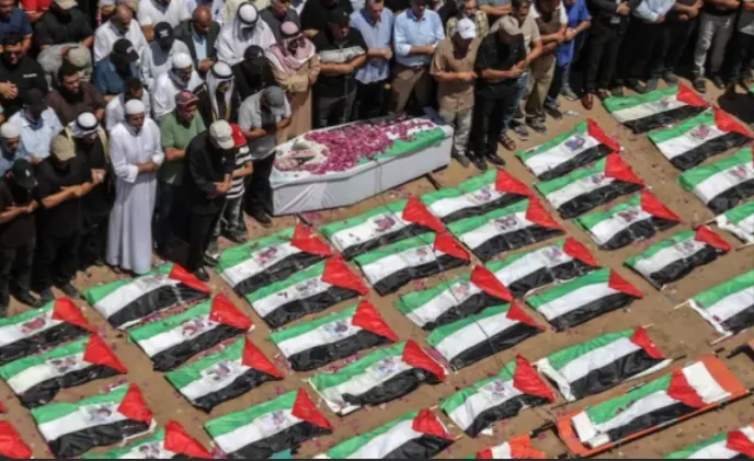 Foto udara memperlihatkan warga Palestina sedang salat jenazah dalam upacara pemakaman massal di Kota Gaza, Palestina, pada 4 Agustus 2026.