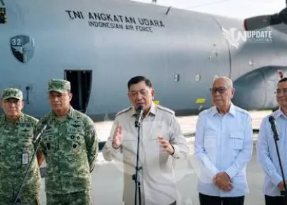 Menteri Pertahanan Sjafrie Sjamsoeddin (tengah).