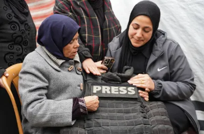 Keluarga dan istri jurnalis Palestina Abd Shaat berduka dan mencari penghiburan di antara barang-barang miliknya yang tersisa di dalam tenda darurat setelah pemakamannya di Kota Gaza pada 22 Januari 2026.