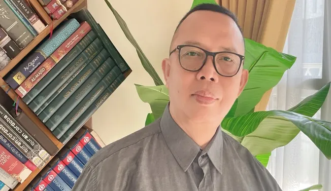 Ade Munajat, peminat sejarah, pendidikan, politik dan sosial budaya.