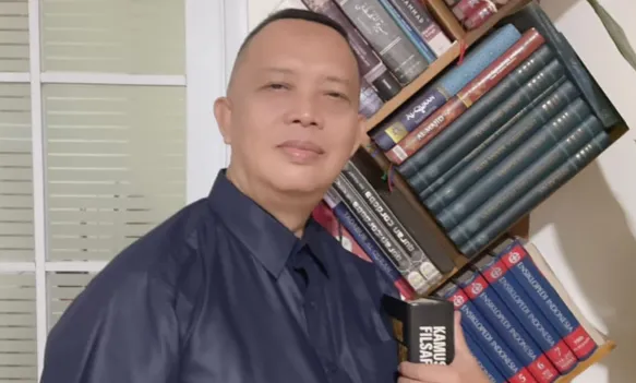 Ade Munajat, peminat sejarah, pendidikan, politik dan sosial budaya.