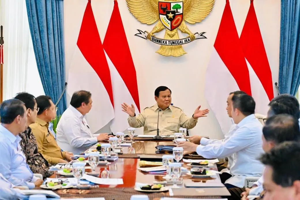 Rapat terbatas yang dipimpin Presiden Prabowo Subianto bersama jajarannya di Istana Merdeka.