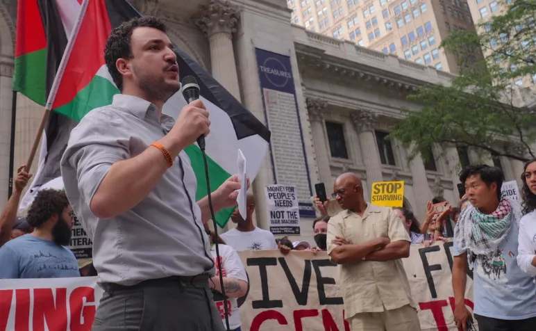 Aktivis Palestina, Mahmoud Khalil, ikut serta dalam pawai 'Hentikan Kelaparan di Gaza' untuk memprotes pembunuhan jurnalis di Palestina oleh Israel dan menyerukan diakhirinya kelaparan di Gaza pada 16 Agustus 2025 di New York.