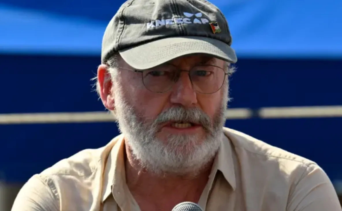 Aktor Irlandia Liam Cunningham mengadakan konferensi pers sebelum kapal-kapal berangkat dari pelabuhan Barcelona di Spanyol pada 31 Agustus 2025.