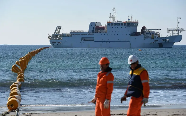 Kabel bawah laut berkecepatan tinggi yang menghubungkan Singapura ke Prancis sedang dipasang di Prancis selatan.