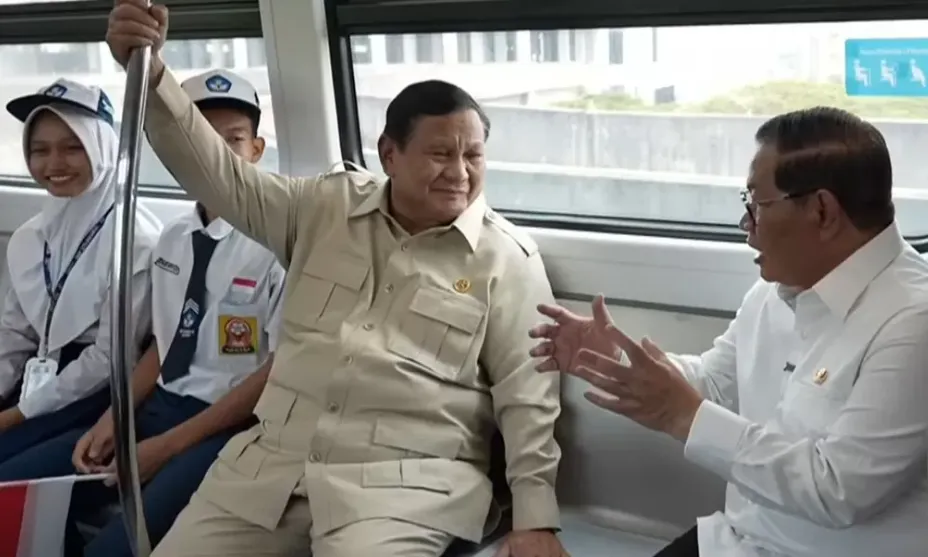 Presiden Prabowo dan Gubernur Pramono Anung berbincang dalam LRT Jakarta.
