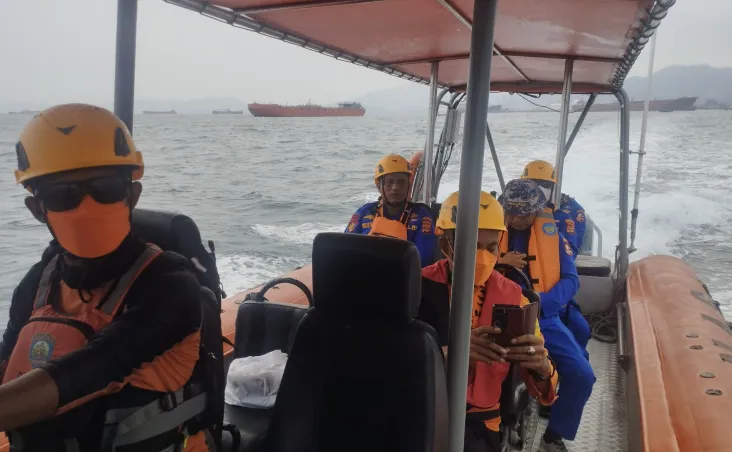 Tim SAR Gabungan dan Basarnas menggerakkan pencarian di Selat Sunda.
